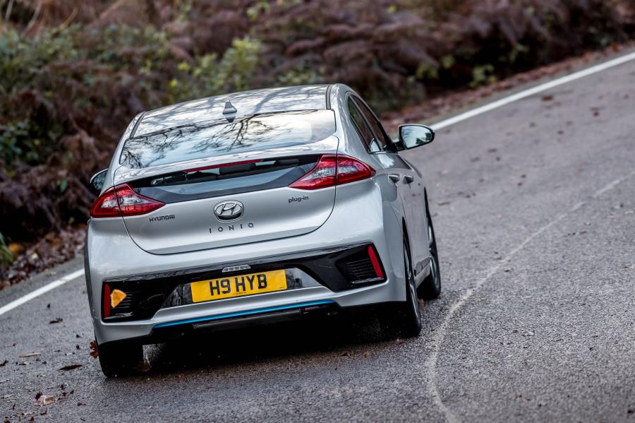  Hyundai IONIQ plug-in hybrid (AE) 2017 года  (UK) (фото 26 из 34)